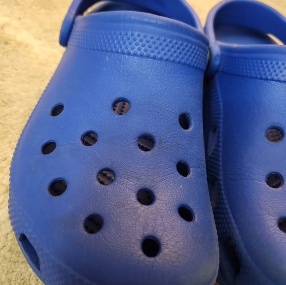 Blue crocs size Youth 4 Womens 6 - Picture 11 of 14